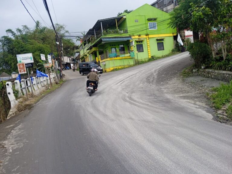 Muatan Truk Molen Tumpah Kotori Jalan Cikopo