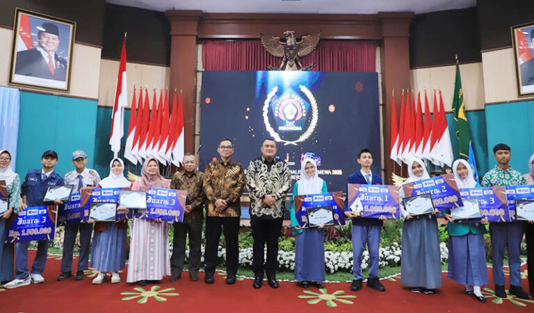 Bupati Bogor Terima Penghargaan Sebagai Kepala Daerah Yang Dekat Dan Peduli Terhadap Insan Pers, di Malam Anugerah Jurnalisme Istimewa 2025