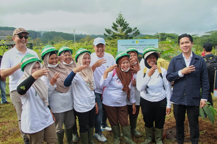 Eiger Adventure Land Perkuat Ekosistem Hulu Puncak