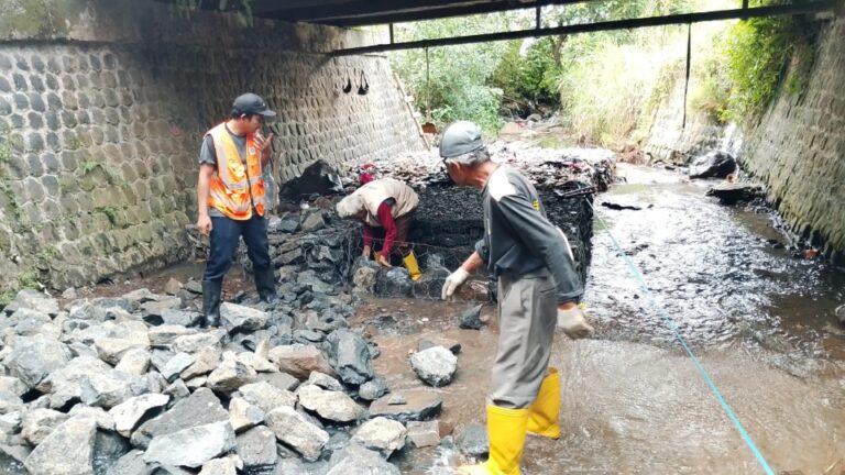 Perkuat Struktur Jembatan, DPUPR Bogor Pasang Bronjong di Jembatan Ciburial