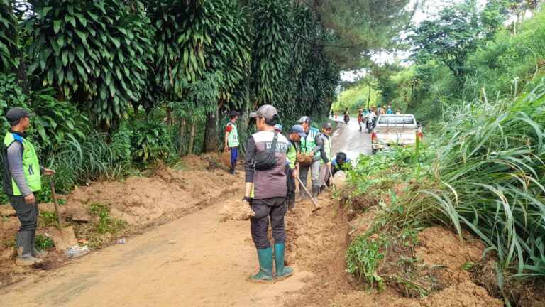 Jogjogan Diterjang Longsor, UPT JJ Gercep Bersihkan Material