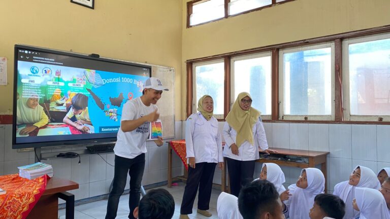 1.000 Buku untuk Harapan Baru: KEDIKNAS Rangkul Anak Berkebutuhan Khusus di SLB Dharma Wanita Pare