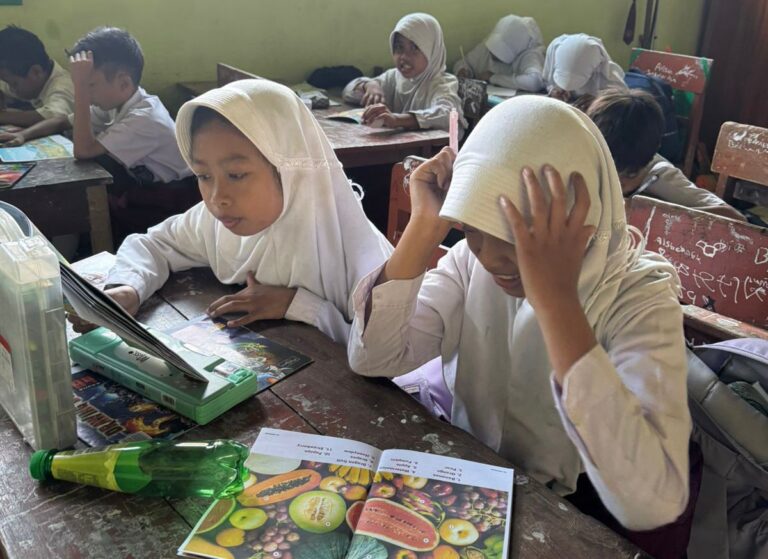 Dari Takut Jadi Antusias: Picture Dictionary Ubah Cara Siswa SD di Pare Belajar Bahasa Inggris
