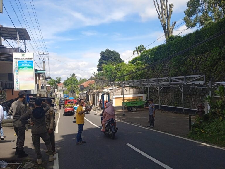 Puluhan Pemilik Kios PKL di Sukamahi Gadog Lakukan Bongkar Mandiri