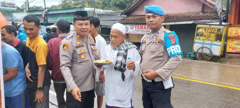 Peduli Terhadap Sesama, Polsek Cigudeg Gelar Jumat Berkah