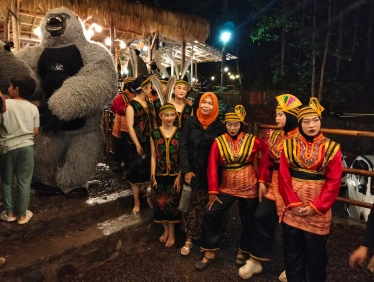 Caffe dan Resto Kembali Ke alam Gelar Pentas seni Budaya