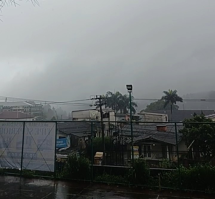 Cuaca Ekstrem Terus Terjang Puncak