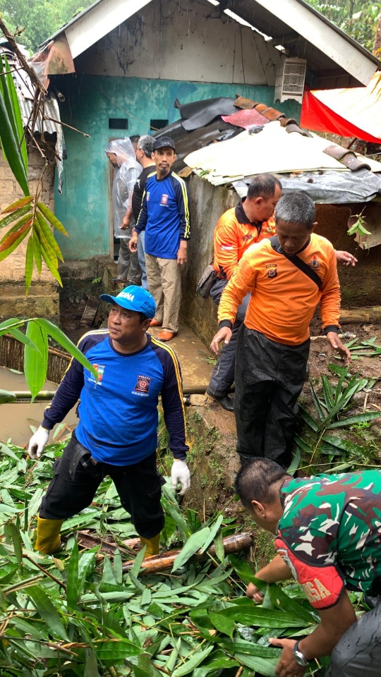 Tim Gabungan Lakukan Pembersihan Pascabencana Longsor di Mulyaharja