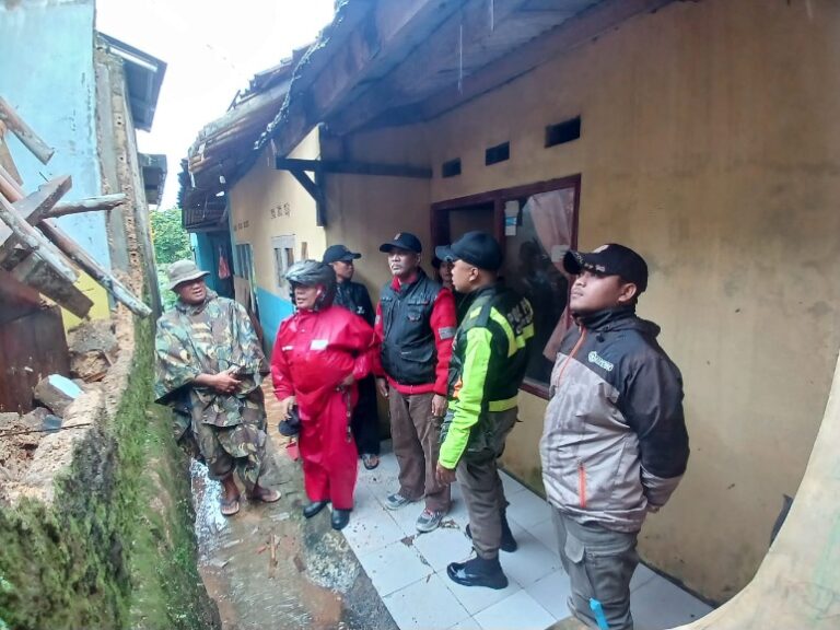 Tujuh Rumah di Cijeruk Rusak Akibat Cuaca Ekstrem, PMI dan Relawan Siaga Bencana