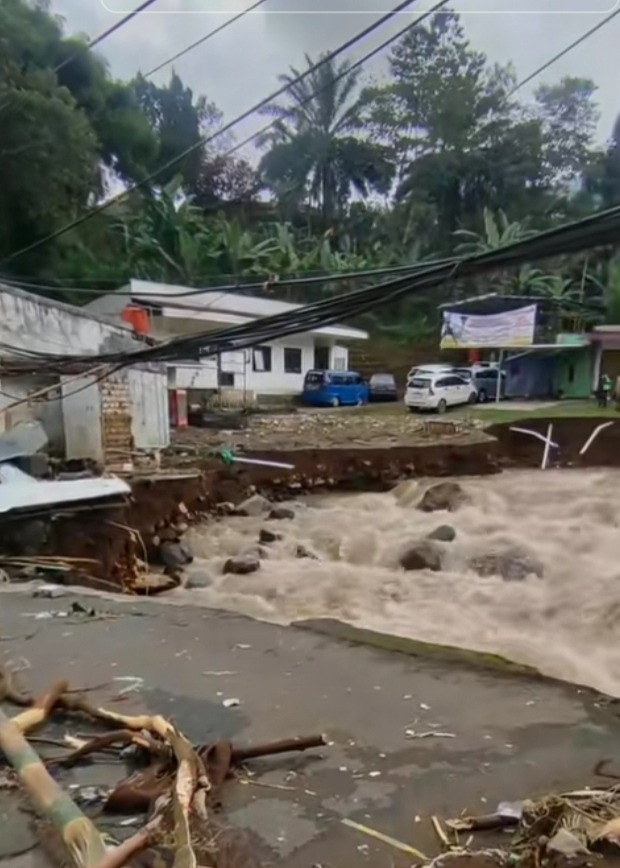 Keluhan Warga Tidak Didengar, Jalan Cidokom Perlu Drainase