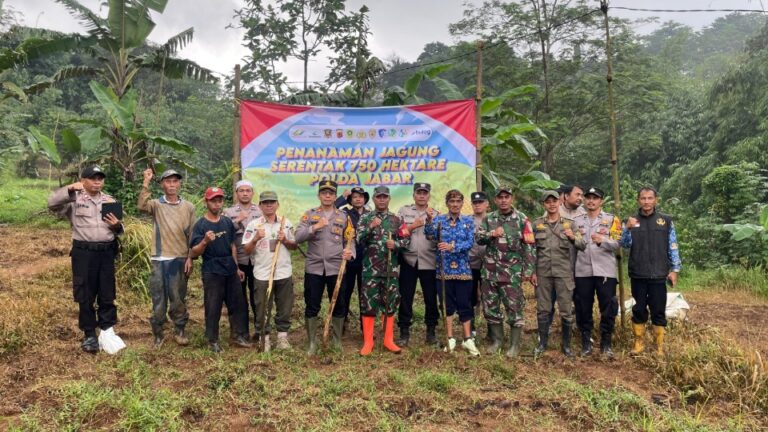 Kapolsek Ciomas Tanam Jagung Dukung Program Ketahanan Pangan Nasional