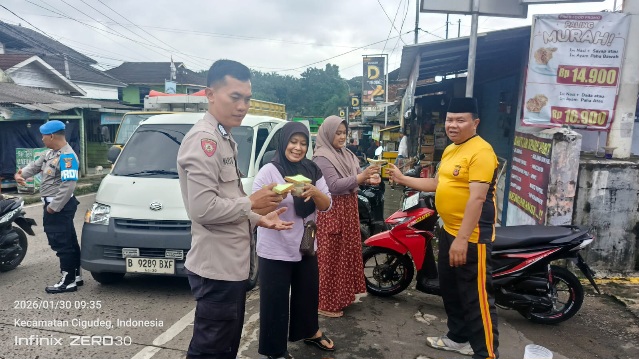Mapolsek Cigudeg Kembali Gelar Jumat Berkah, Ratusan Paket Makanan Dibagikan