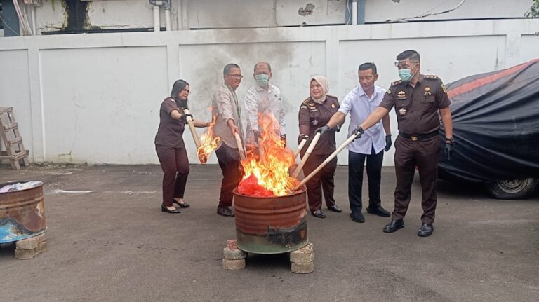 Musnahkan Barang Bukti 68 Perkara, Kejari Kota Bogor Musnahkan Narkoba Hingga Senpi