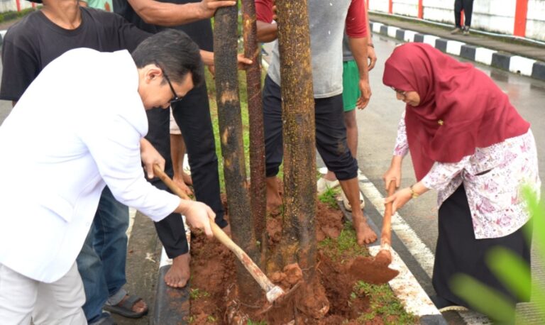 Semangat Penghijauan, RSUD Moh Noh Nur Tanam Belasan Pohon di HUT ke-15