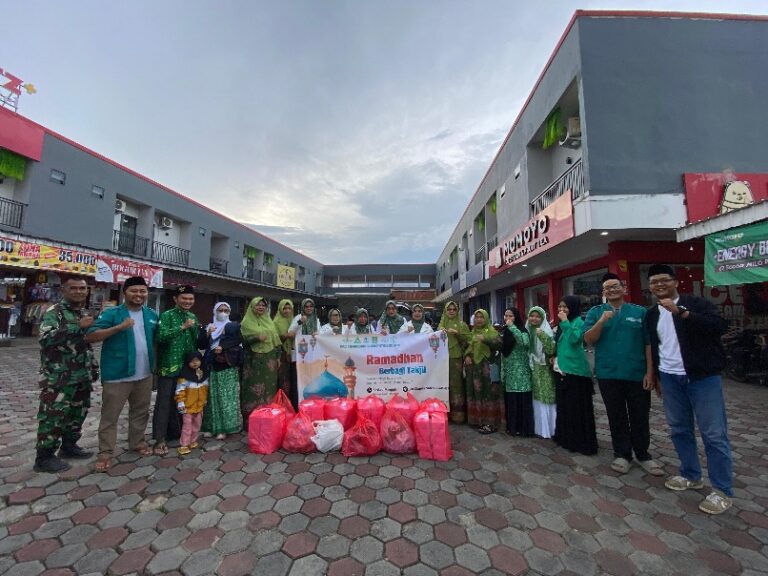 Ansor Tamansari Bagikan 200 Paket Takjil, Komitmen Berbagi Rutin Setiap Pekan