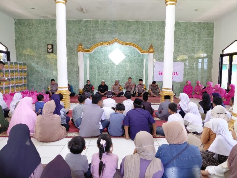 Polsek Tamansari Salurkan Zakat Kapolres Bogor untuk Warga