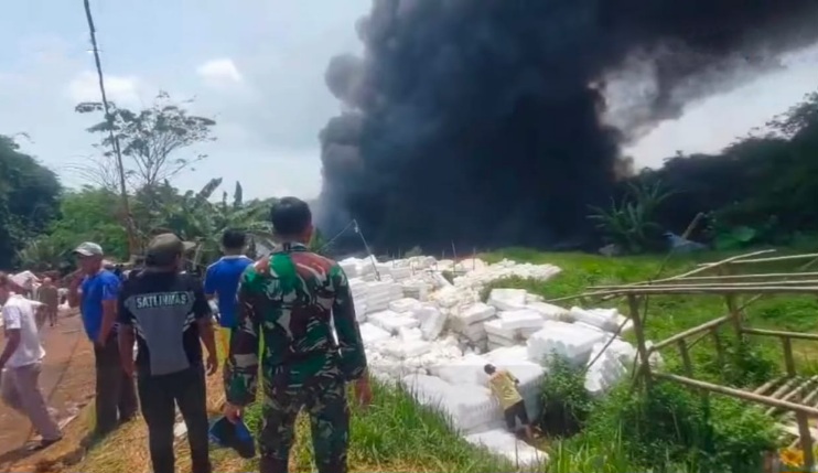 Pabrik Helm di Rumpin Bogor Terbakar, Satu Titik Api Masih Dalam Penanganan
