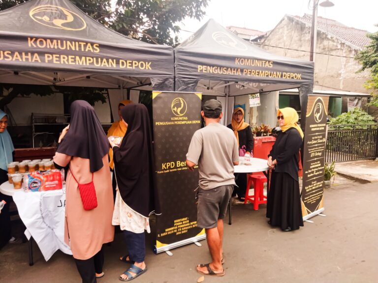Komunitas Pengusaha Perempuan Kota Depok Berbagi 200 Paket Takjil di Teras Sedekah