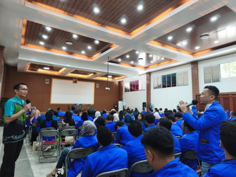 Tingkatkan Kesiapan Karier Mahasiswa, ITB Dewantara Gelar Pelatihan Public Speaking