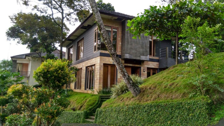 Vila yang Dikomersilkan di Puncak Lemah Pengawasan