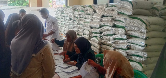 Desa Cibatok I Salurkan Bantuan Pangan kepada 1.471 KPM