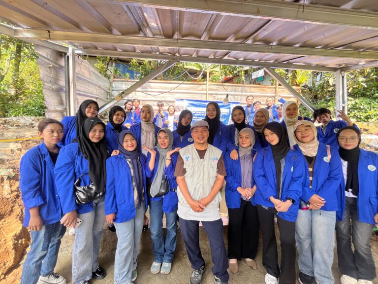 Pengabdian Masyarakat ITB Dewantara: Pembangunan MCK dan Penyediaan Air Bersih di Parung Ponteng