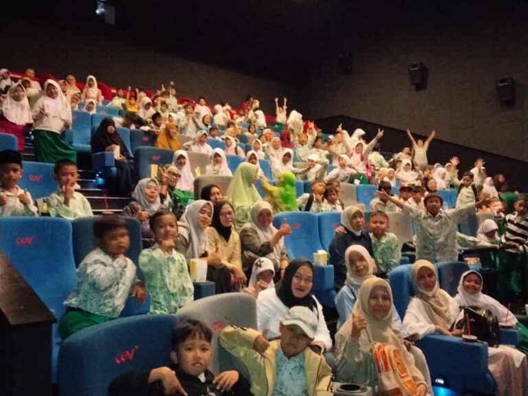 Cegah Perundungan, Kepala Sekolah Tarbiyatul Aulat Ajak Siswa Nobar Film Edukasi Cyberbullying