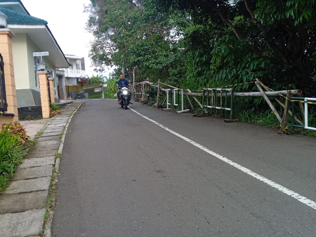 Jalan Menuju TSI Alami Longsor
