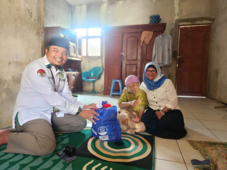KUA Cijeruk Rutin Salurkan Bantuan Lewat Program “Nyaah Ka Ema” untuk Lansia Kurang Mampu