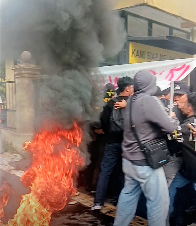 Tolak RUU Polri, Mahasiswa Bakar Ban di Mako Polresta Bogor Kota