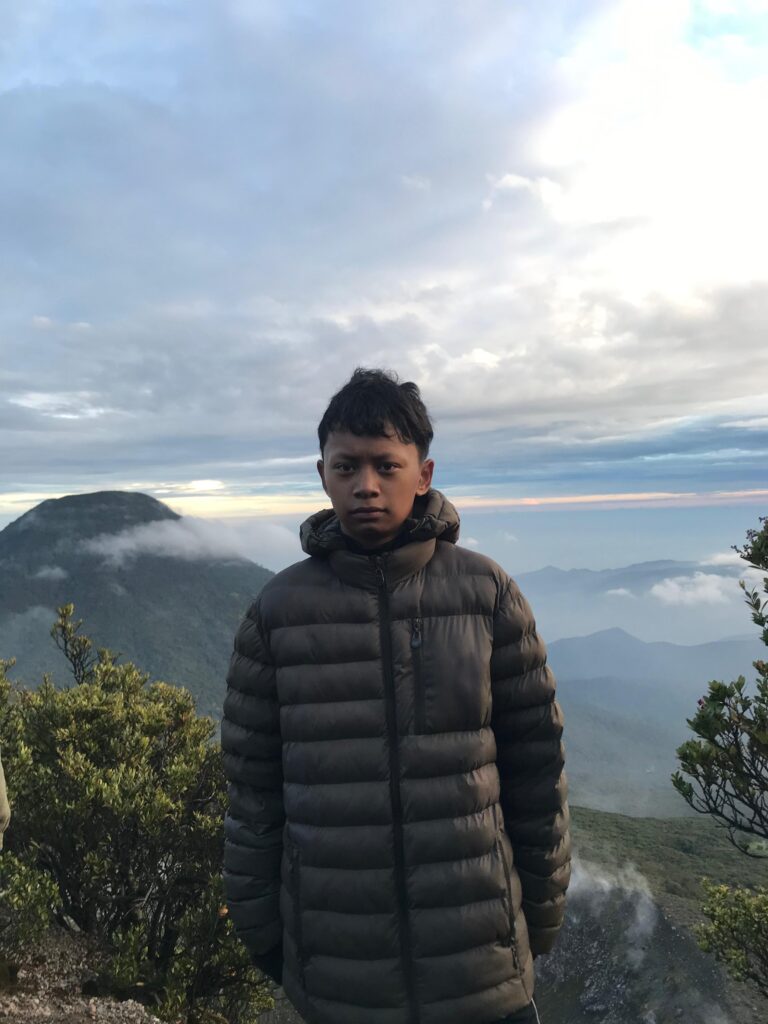 Siswa Tirtayasa Tuntaskan Pendakian ‘Tektok’ Gunung Gede Pangrango