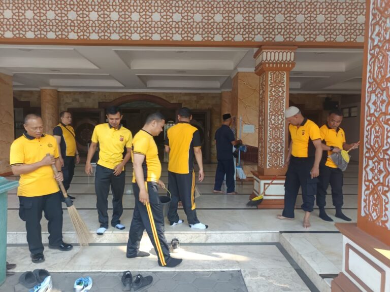 Polsek Caringin Aksi Bersih-Bersih Masjid Sambut Hari Bhayangkara ke- 80