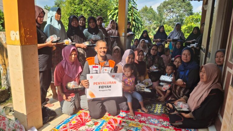 ​Gandeng Pengguna Flip, Rumah Zakat Salurkan Fidyah Berupa Ratusan Paket Nasi Box untuk Dhuafa
