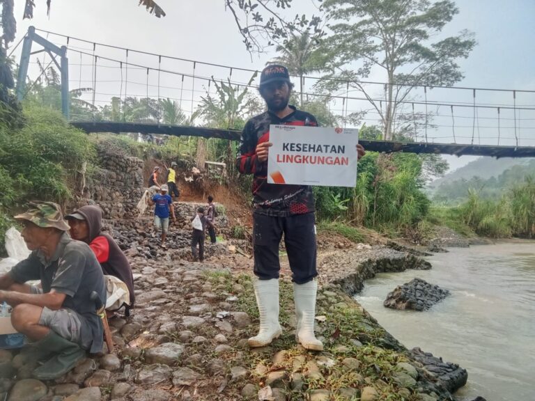 Rumah Zakat Dukung Perbaikan Jembatan Penghubung Dua Dusun di Desa Caringin