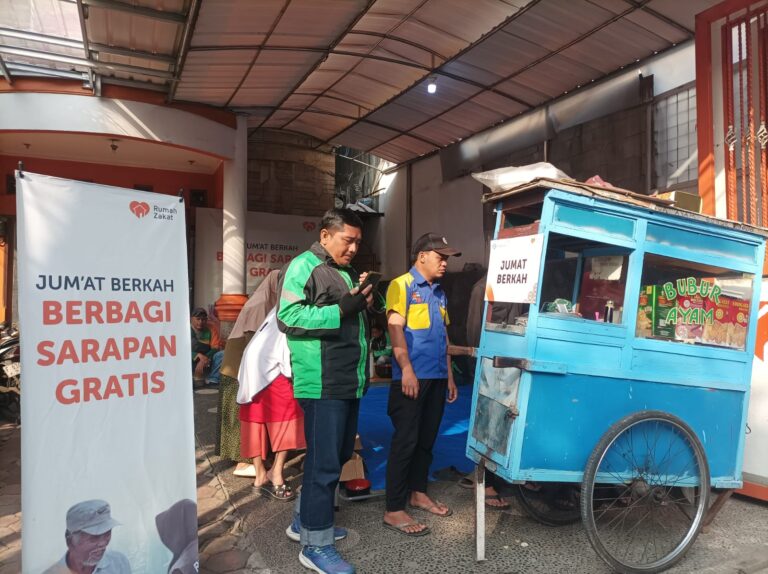 Rumah Zakat Berbagi Sarapan Gratis, Dukung Pejuang Keluarga dan UMKM Lokal