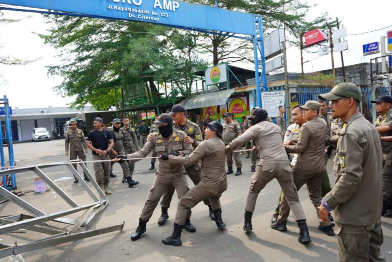 Satpol PP Kabupaten Bogor Tertibkan 17 Bangunan Tanpa Izin di Jalan Sabililah Citeureup