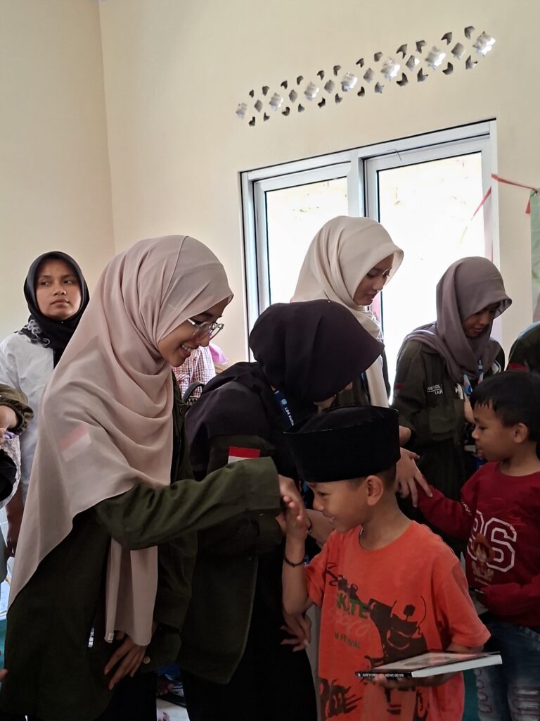 Mahasiswa ITB Dewantara Salurkan Puluhan Al-Qur’an dan Sarana Belajar untuk Warga Pamijahan