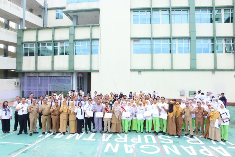 Berdedikasi, Pegawai RSUD R.Moh.Moh Nur Diberikan Penghargaan