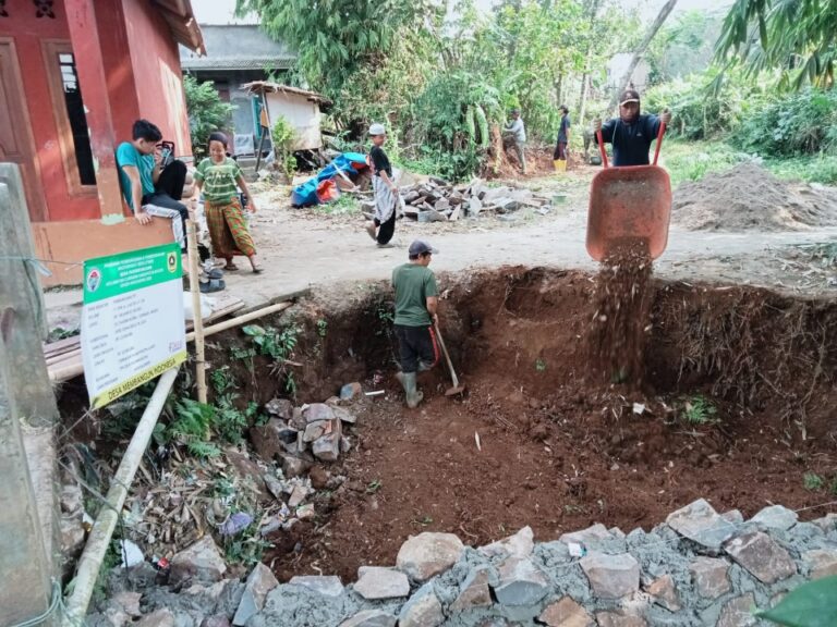 Akses Jalan Terdampak Longsor, Pemdes Pasirmuncang Bangun TPT