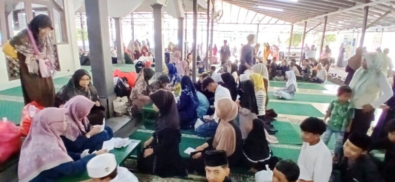Masjid Al-Madinah Salurkan Santunan Rp91 Juta untuk 355 Anak Yatim dan Dhuafa