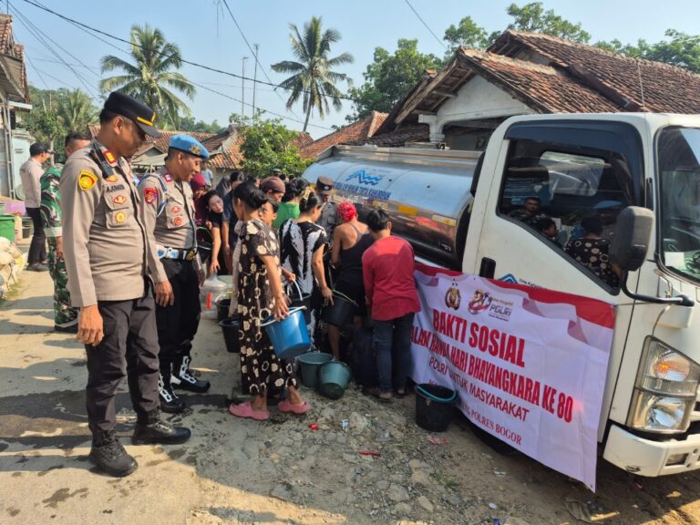 Polsek Nanggung Salurkan Air Bersih 