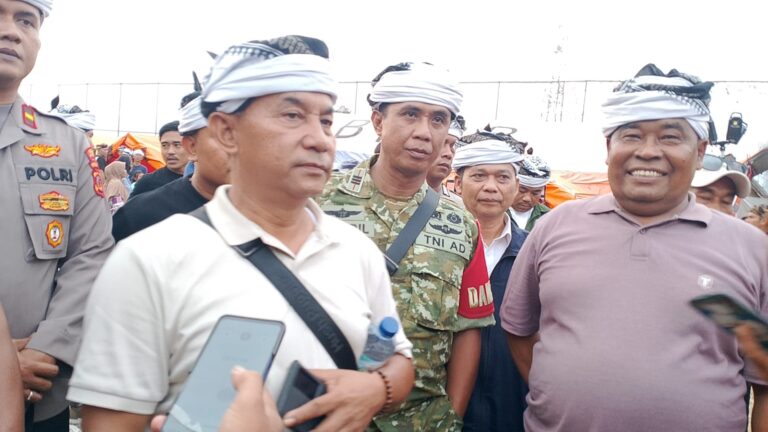Disambut dengan Iket Adat, KTH Ciguha River Salurkan Sembako dan Uang untuk Korban Kebakaran Cisolok