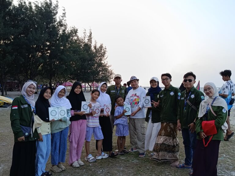 Mahasiswa ITB Dewantara Berdayakan Anak Pesisir Melalui Edukasi, Literasi Keagamaan, dan Pengenalan Kehidupan Nelayan di Pulau Untung Jawa