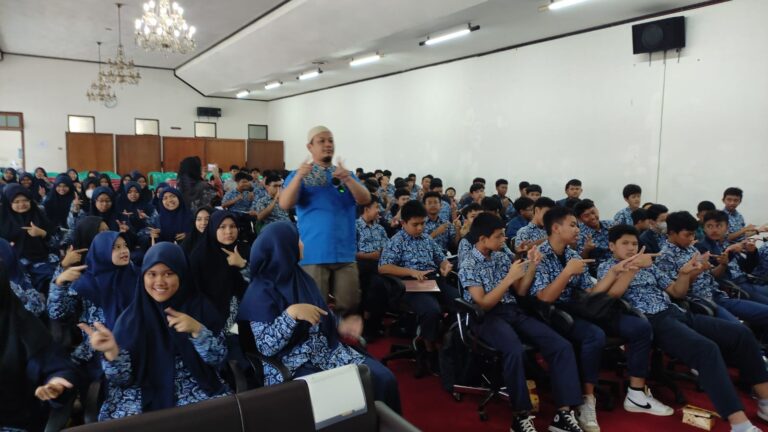 MPLS 2026 Beda! Training Bareng Kang Fajar Bikin Siswa “Go… Melangkah Pasti Lanjutkan Semangatmu”