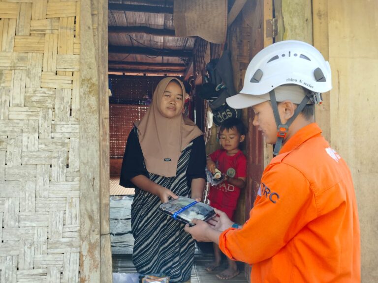 Relawan Rumah Zakat Sukabumi Salurkan 55 Paket Makanan untuk Penyintas Kebakaran Kampung Adat Cipta Mulya