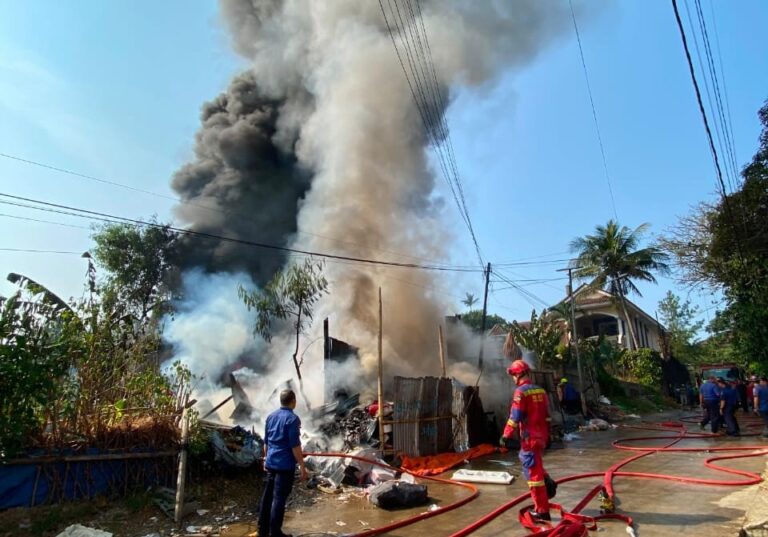 Gudang Rongsok Terbakar, SMK Gumati Soroti Risiko Lingkungan dan Gangguan Belajar