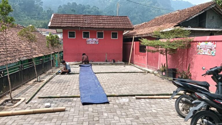 KBM di SDN Cadas Leueur Gunakan Terpal