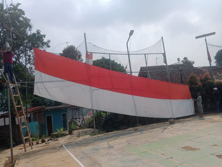 Sambut HUT RI ke-81, Warga Pasirgintung Batutulis Pasang Bendera Merah Putih di Lapangan Pemersatu