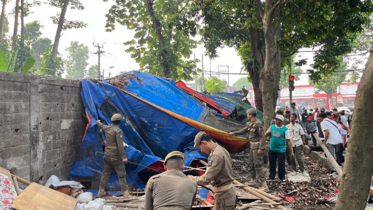 Satpol PP Tertibkan 86 Lapak PKL Cifor