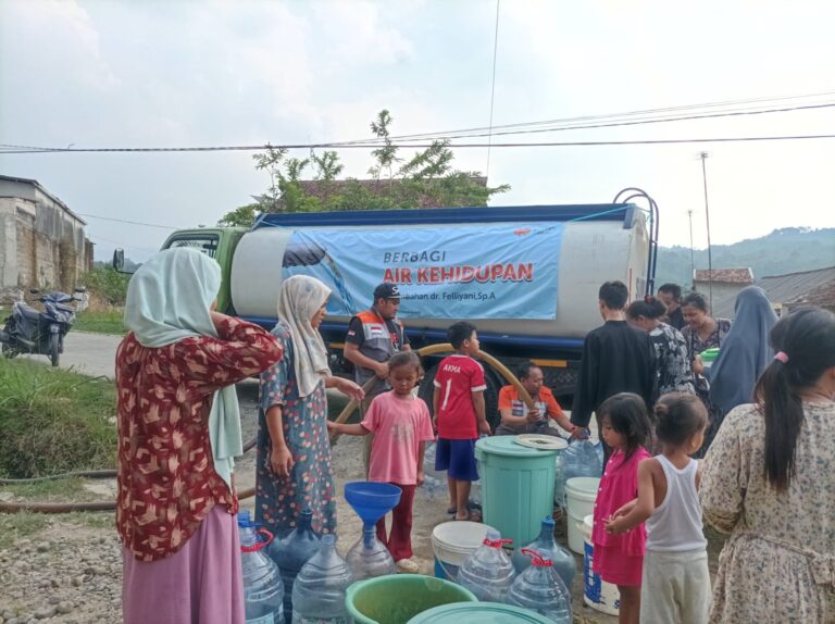 Rumah Zakat Bogor Distribusikan Air Bersih untuk Warga Bogor Barat yang Terdampak Kekeringan